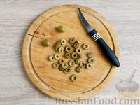 Фото приготовления рецепта: Салат с языком, солёными огурцами и оливками - шаг №5