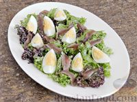 Фото приготовления рецепта: Салат с анчоусами, яйцами и сухариками - шаг №8