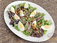 Фото приготовления рецепта: Салат с анчоусами, яйцами и сухариками - шаг №9