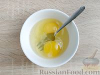 Фото приготовления рецепта: Салат с яичными блинчиками, кукурузой и ветчиной - шаг №2