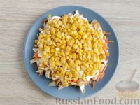 Фото приготовления рецепта: Салат с яичными блинчиками, кукурузой и ветчиной - шаг №11