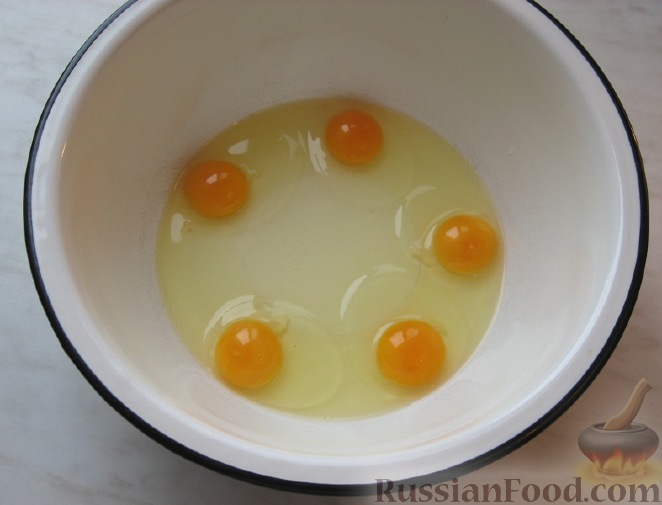 Яйца в клюкве