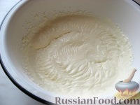 Фото приготовления рецепта: Насыпной пирог с творогом и сметанным кремом со сгущёнкой - шаг №4