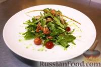 Фото к рецепту: Салат с блинчиком и слабосоленым лососем