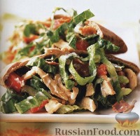 Фото к рецепту: Куриный салат с копченым беконом и голубым сыром