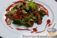 Фото к рецепту: Салат из кролика и раковых шеек под малиновым винегретом