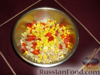 Фото приготовления рецепта: Телятина, запечённая с солёными огурцами, в яичной заливке - шаг №5