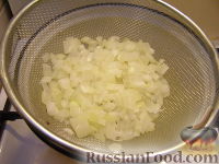 Фото приготовления рецепта: Овощной суп с цветной капустой и молочно-сырным соусом - шаг №10