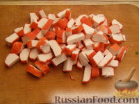 Фото приготовления рецепта: Салат из крабовых палочек с кукурузой - шаг №4