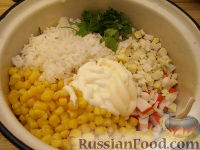 Фото приготовления рецепта: Салат из крабовых палочек с кукурузой - шаг №8