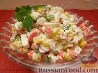 Фото приготовления рецепта: Салат из крабовых палочек с кукурузой - шаг №10