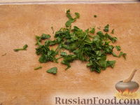 Фото приготовления рецепта: Салат из крабовых палочек с кукурузой - шаг №6
