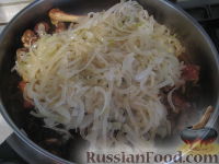 Фото приготовления рецепта: Армянское блюдо "Хохо" (гусь тушеный с гранатом) - шаг №4