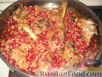 Фото приготовления рецепта: Армянское блюдо "Хохо" (гусь тушеный с гранатом) - шаг №7