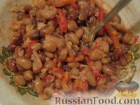 Фото приготовления рецепта: Салат из фасоли по-болгарски - шаг №7