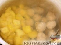 Фото приготовления рецепта: Суп с куриными фрикадельками и кольраби - шаг №4