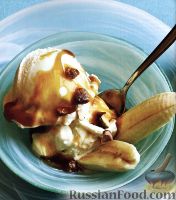 Фото к рецепту: Десерт из мороженого, банана и миндаля
