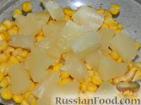 Фото приготовления рецепта: Салат с ананасом и кальмарами "Тропическая фантазия" - шаг №4