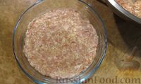 Фото приготовления рецепта: Мясной закусочный торт с грибами и маринованными огурцами - шаг №4