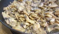Фото приготовления рецепта: Мясной закусочный торт с грибами и маринованными огурцами - шаг №8