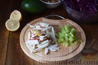 Фото приготовления рецепта: Салат из краснокочанной капусты, с авокадо и сельдереем - шаг №4