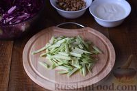Фото приготовления рецепта: Салат из краснокочанной капусты, с авокадо и сельдереем - шаг №6