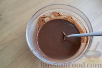 Фото приготовления рецепта: Шоколадный рулет "Чешский" с масляным кремом - шаг №12