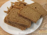 Фото приготовления рецепта: Гренки из черного (серого) хлеба с сыром и зеленью - шаг №2