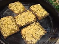 Фото приготовления рецепта: Гренки из черного (серого) хлеба с сыром и зеленью - шаг №7