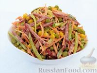 Фото к рецепту: Быстрый салат с колбасой, свежей морковью и огурцами