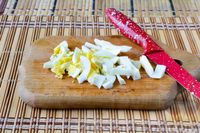 Фото приготовления рецепта: Салат с утиной печенью и маринованными огурцами - шаг №4