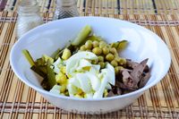 Фото приготовления рецепта: Салат с утиной печенью и маринованными огурцами - шаг №5