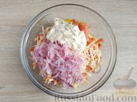 Фото приготовления рецепта: Салат с крабовыми палочками, овощами и сыром - шаг №10
