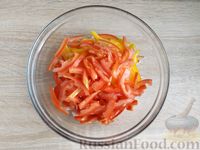 Фото приготовления рецепта: Салат с крабовыми палочками, овощами и сыром - шаг №8