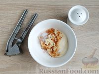 Фото приготовления рецепта: Салат с крабовыми палочками, овощами и сыром - шаг №4