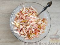 Фото приготовления рецепта: Салат с крабовыми палочками, овощами и сыром - шаг №11