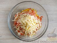 Фото приготовления рецепта: Салат с крабовыми палочками, овощами и сыром - шаг №9