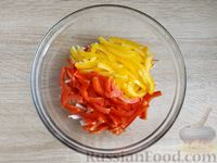 Фото приготовления рецепта: Салат с крабовыми палочками, овощами и сыром - шаг №7