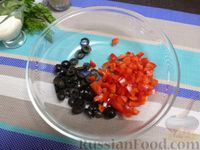 Фото приготовления рецепта: Рыбный салат с креветками и сухариками - шаг №4
