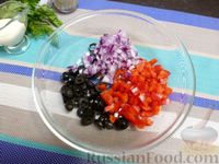 Фото приготовления рецепта: Рыбный салат с креветками и сухариками - шаг №5