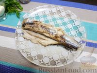 Фото приготовления рецепта: Рыбный салат с креветками и сухариками - шаг №2