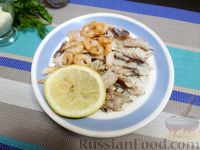 Фото приготовления рецепта: Рыбный салат с креветками и сухариками - шаг №7