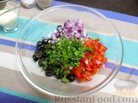 Фото приготовления рецепта: Рыбный салат с креветками и сухариками - шаг №6