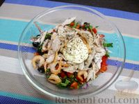 Фото приготовления рецепта: Рыбный салат с креветками и сухариками - шаг №8