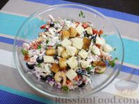 Фото приготовления рецепта: Рыбный салат с креветками и сухариками - шаг №9
