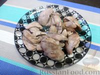 Фото приготовления рецепта: Салат "Ледоход" с куриной печенью и желе из бульона - шаг №4