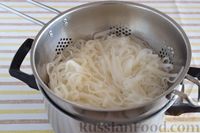 Фото приготовления рецепта: Рисовая лапша с говядиной и овощами, по-тайски - шаг №15