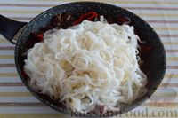 Фото приготовления рецепта: Рисовая лапша с говядиной и овощами, по-тайски - шаг №16