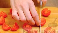 Фото приготовления рецепта: Салат с кальмарами, креветками и соусом из петрушки с чесноком - шаг №6