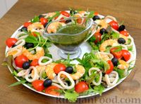 Фото приготовления рецепта: Салат с кальмарами, креветками и соусом из петрушки с чесноком - шаг №11